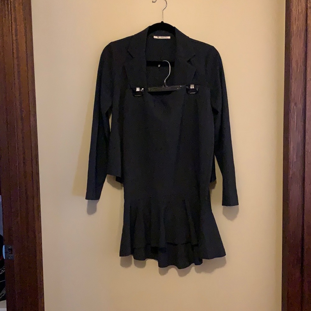 Jacket and skirt no size tag but it is a size 6